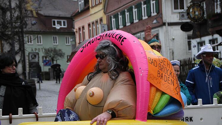 Provokante Botschaft der Stadtstrolche : Geht Bad Brückenau baden? Foto:Ulrike Müller