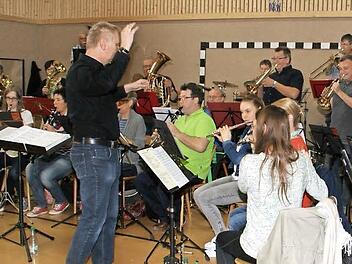 Für das Probenwochenende zur Vorbereitung auf den Blasmusikabend am Samstag haben sich die Augsfelder Musikanten mit Rudi Fischer einen ausgewiesenen Spezialisten für böhmische Blasmusik engagiert. Hochkonzentriert wurde an den letzten Feinheiten gearbeitet.