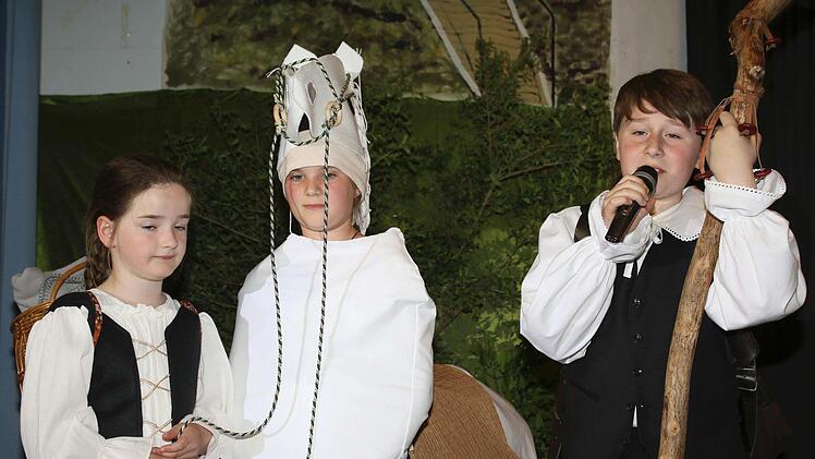 Als Gefolge des kaiserlichen Paares machten Emilia Jäger und Nick Naumann mit ihrem Pferd (Lilly Heurung und Samira Beuerlein) im Großhof Cilin Rast.