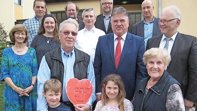 Unser Bild zeigt Altb&uuml;rgermeister Josef Kofer im Kreis seiner Familie und Gratulanten. Foto: Bruno Prei&szlig;inger