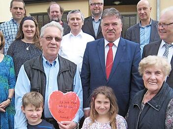 Unser Bild zeigt Altb&uuml;rgermeister Josef Kofer im Kreis seiner Familie und Gratulanten. Foto: Bruno Prei&szlig;inger