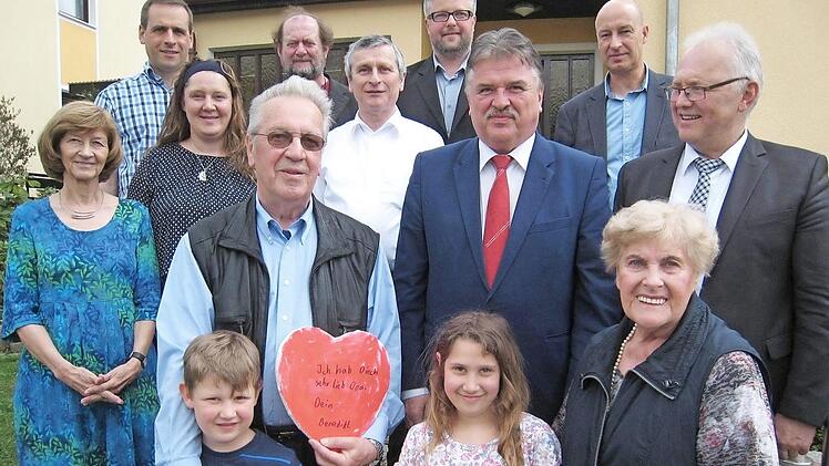 Unser Bild zeigt Altb&uuml;rgermeister Josef Kofer im Kreis seiner Familie und Gratulanten. Foto: Bruno Prei&szlig;inger