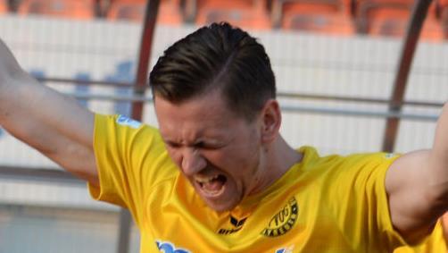 Noch ist der Kader der SpVgg Bayreuth dünn. Patrick Weimar, der sich hier über die erfolgreiche Relegation freut, wird wohl bleiben.  Foto: Mularczyk/Archiv
