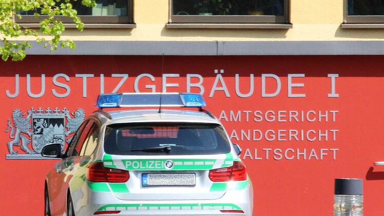 Beim Justizgebäude in Coburg. Foto: Jochen Berger