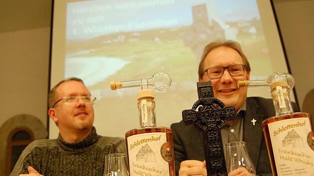 Pfarrer Thomas Eschenbacher (rechts) stieß mit seinen ersten Whisky-Exerzitien auf ein breites Interesse. Unterstützt wurde er von Niko Grundhöfer.  Foto: Wolfgang Dünnebier