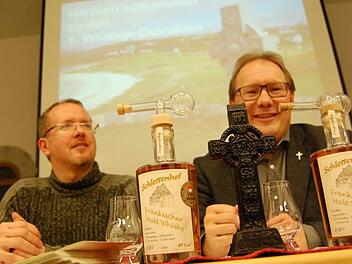 Pfarrer Thomas Eschenbacher (rechts) stie&szlig; mit seinen ersten Whisky-Exerzitien auf ein breites Interesse. Unterst&uuml;tzt wurde er von Niko Grundh&ouml;fer.  Foto: Wolfgang D&uuml;nnebier
