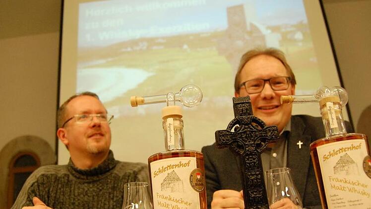 Pfarrer Thomas Eschenbacher (rechts) stieß mit seinen ersten Whisky-Exerzitien auf ein breites Interesse. Unterstützt wurde er von Niko Grundhöfer.  Foto: Wolfgang Dünnebier