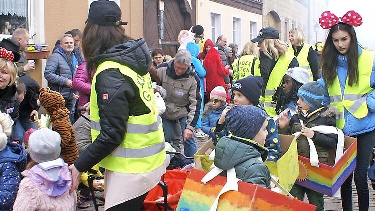 Dicht drängten sich die Faschings-Fans in den Straßen von Rattelsdorf.  Fotos: Renate Neubecker