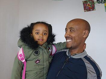 Berhance Abebekasse und seine Tochter Ruth feiern mit ihrer Familie am 24. Dezember in der Christuskirche Weihnachten. Das eigentliche Weihnachtsfest der Äthiopier findet aber erst am 7. Januar statt. Foto: Stephanie Elm