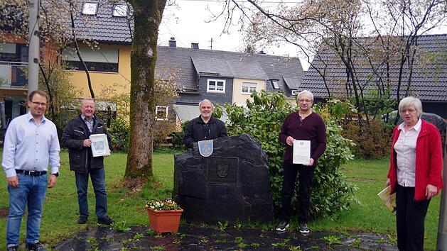 Hans-Peter F&ouml;rtsch (Zweiter von links) und Michael F&ouml;rtsch (Zweiter von rechts) verlassen den Gemeinderat Reichenbach; Gesch&auml;ftsleiter Thomas Weber (Mitte) tritt in den Ruhestand. Am Donnerstagabend wurden sie von B&uuml;rgermeisterin Karin Ritter (rechts) verabschiedet. Mit im Bild ist der neue Gesch&auml;ftsleiter Sven Schuster (links). Heike Sch&uuml;lein