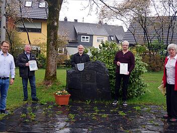 Hans-Peter Förtsch (Zweiter von links) und Michael Förtsch (Zweiter von rechts) verlassen den Gemeinderat Reichenbach; Geschäftsleiter Thomas Weber (Mitte) tritt in den Ruhestand. Am Donnerstagabend wurden sie von Bürgermeisterin Karin Ritter (rechts) verabschiedet. Mit im Bild ist der neue Geschäftsleiter Sven Schuster (links). Heike Schülein