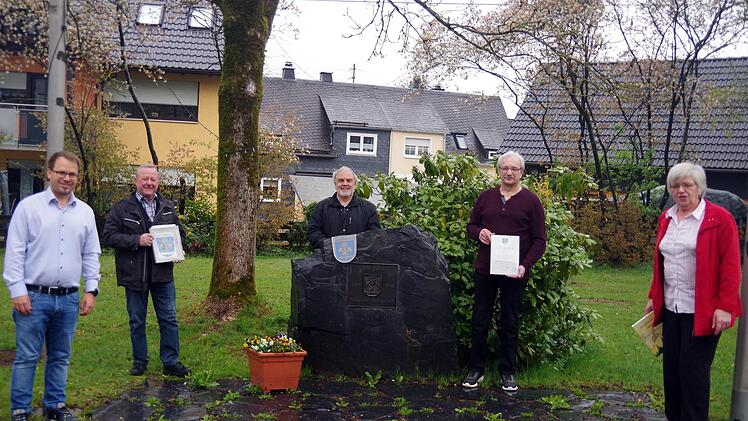 Hans-Peter Förtsch (Zweiter von links) und Michael Förtsch (Zweiter von rechts) verlassen den Gemeinderat Reichenbach; Geschäftsleiter Thomas Weber (Mitte) tritt in den Ruhestand. Am Donnerstagabend wurden sie von Bürgermeisterin Karin Ritter (rechts) verabschiedet. Mit im Bild ist der neue Geschäftsleiter Sven Schuster (links). Heike Schülein