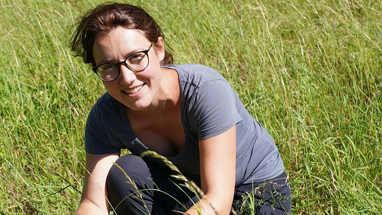 Marion Lang dokumentiert Ackerwildplanzen bei Berndorf. Adriane Lochner