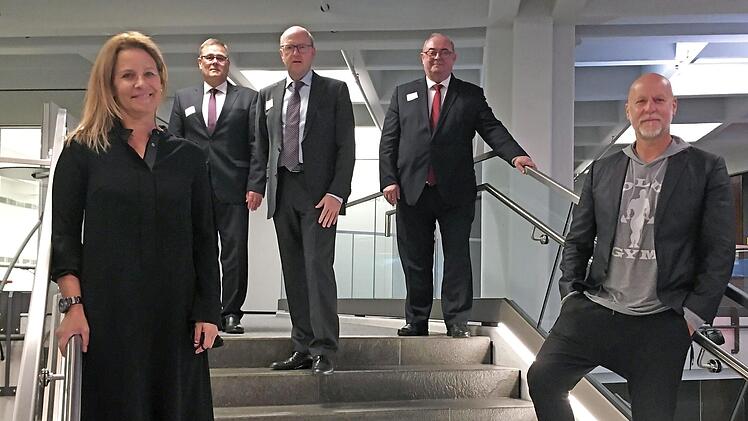Rainer Schaller (r.) hat es in der Fitnessbranche zum Weltmarktführer gebracht. Auf Einladung der Stadt- und Kreissparkasse Erlangen, Herzogenaurach und Höchstadt, vertreten durch den Vorstandsvorsitzenden Johannes von Hebel (3. v. l.) und die Vorstandsmitglieder Reinhard Lugschi (4. v. l.) und Walter Paulus-Rohmer (2. v. l.), interviewte die Sportmoderatorin Katrin Müller-Hohenstein den Unternehmer. Foto: privat