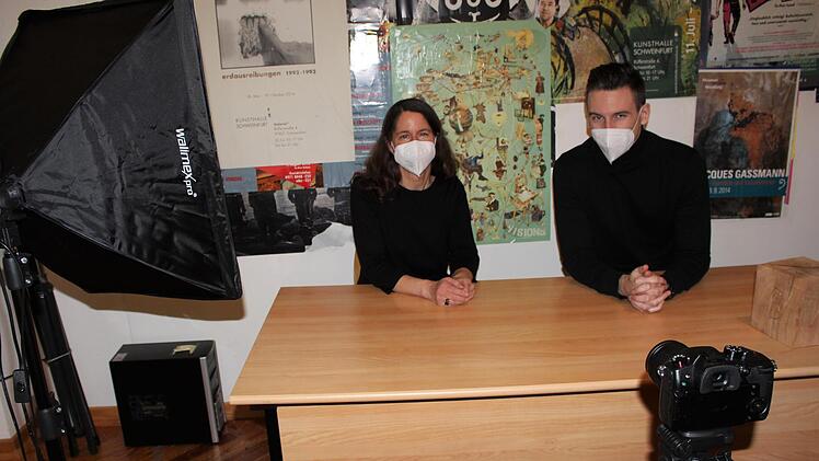 Auf der Facebookseite der Stadtbibliothek Bad Brückenau gibt es ab sofort einen regelmäßigen Vlog mit Michaela Queck und Jan Marberg. Foto: Julia Raab