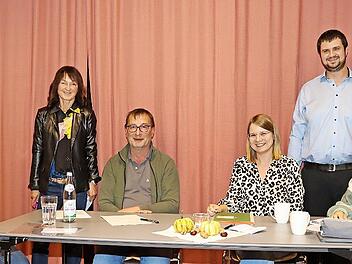 Im Bild der wiedergewählte Vorstand des Musikvereins Mainroth (von links): Zweite Vorsitzende Maria Herzog, Bürgermeisterin Christine Frieß, Vorsitzender Markus Tröbs, Schatzmeisterin Claudia Kern, Kreisvorsitzender der Nordbayerischen Musikbundes...