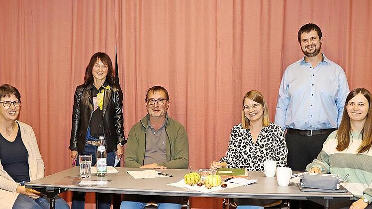 Im Bild der wiedergewählte Vorstand des Musikvereins Mainroth (von links): Zweite Vorsitzende Maria Herzog, Bürgermeisterin Christine Frieß, Vorsitzender Markus Tröbs, Schatzmeisterin Claudia Kern, Kreisvorsitzender der Nordbayerischen Musikbundes...