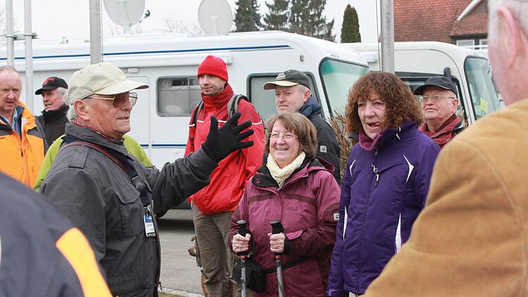 Willibald Laubender (mit erhobener Hand) führte die Gruppe. Foto: kb