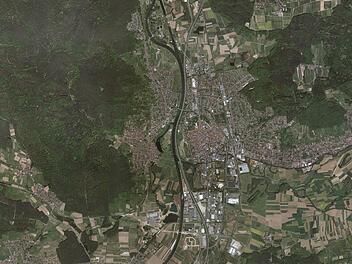 Luftbild und Gebiet: Scheitert der Wachstum in Forchheim an den geographischen Grenzen? Die Stadt scheint auf dem aktuellen Luftbild aus dem Jahr 2013 fast aus den Nähten zu platzen. Foto: Digitales Orthophoto 2013 Quelle: Bayerische Vermessungsverwaltung