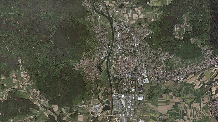Luftbild und Gebiet: Scheitert der Wachstum in Forchheim an den geographischen Grenzen? Die Stadt scheint auf dem aktuellen Luftbild aus dem Jahr 2013 fast aus den Nähten zu platzen. Foto: Digitales Orthophoto 2013 Quelle: Bayerische Vermessungsverwaltung