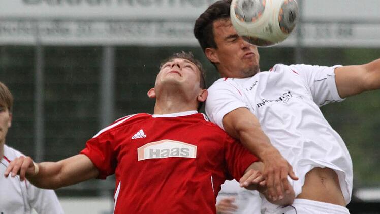 Der Buckenhofener Andreas Martin (links) zieht im Kopfballduell mit dem Feuchter Christian Schönweiß den Kürzeren. Fotos: Uwe Kellner