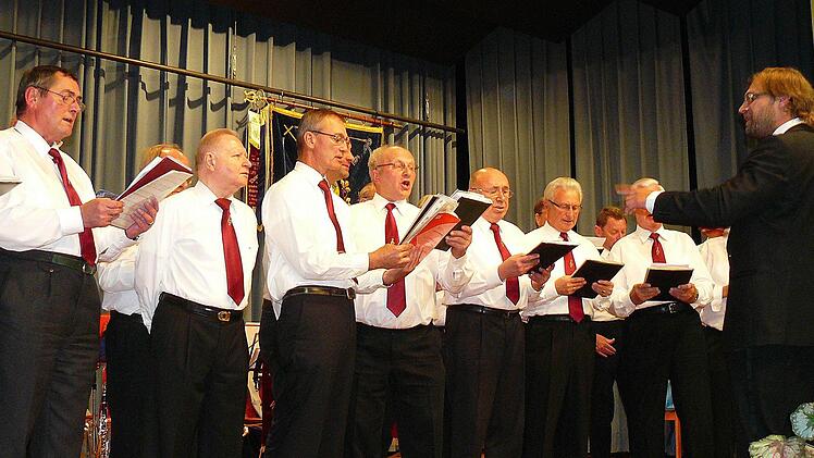 Dirigent Alexander Thern und die Singgemeinschaft Wartenfels-Schwand bestritten den musikalischen Einstieg in den Jubiläumsabend zum 90. Geburtstag beider Vereine. Fotos: Klaus-Peter Wulf