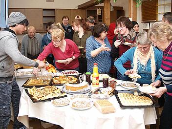 Beim gemeinsamen Kaffeetrinken im ehemaligen Grenzgasthof in Fürth am Berg sind sich am Samstag die alteingesessenen und neuen Einwohner näher gekommen.  Foto: Christoph Winter
