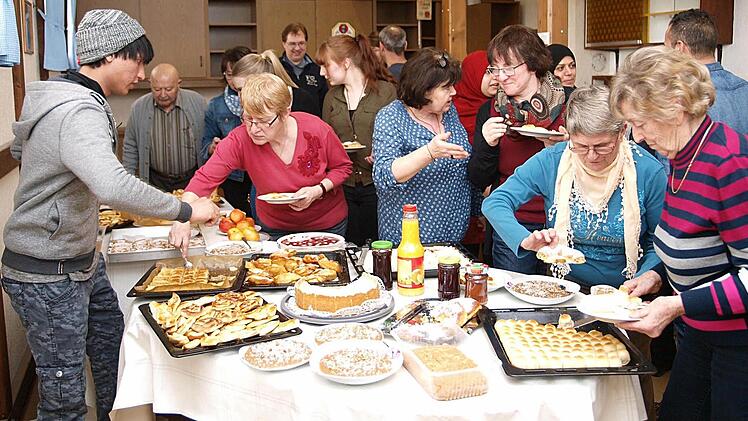 Beim gemeinsamen Kaffeetrinken im ehemaligen Grenzgasthof in Fürth am Berg sind sich am Samstag die alteingesessenen und neuen Einwohner näher gekommen.  Foto: Christoph Winter