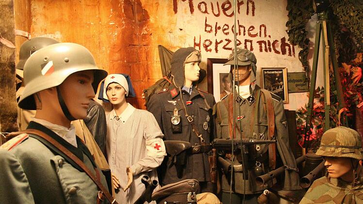 Makaber wirkt die Bunkerszene mit der Durchhalteparole an der Wand.
