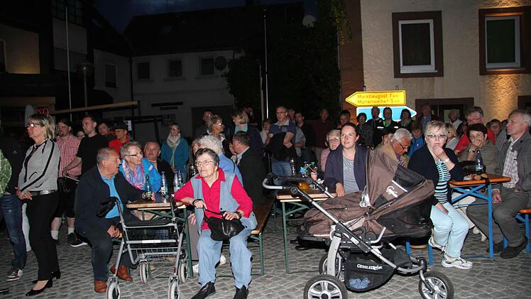 Fast mediterrane Stimmung herrschte in Stammbach: Aus nah und fern kamen die Menschen, um den Ort leuchten zu sehen.
