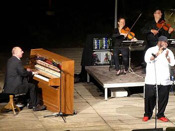 Auf der Naturbühne traf afrikanische Musik auf Klassik - ein gelungenes Experiment. Foto: Dieter Hübner