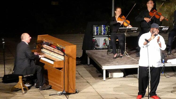 Auf der Naturbühne traf afrikanische Musik auf Klassik - ein gelungenes Experiment. Foto: Dieter Hübner