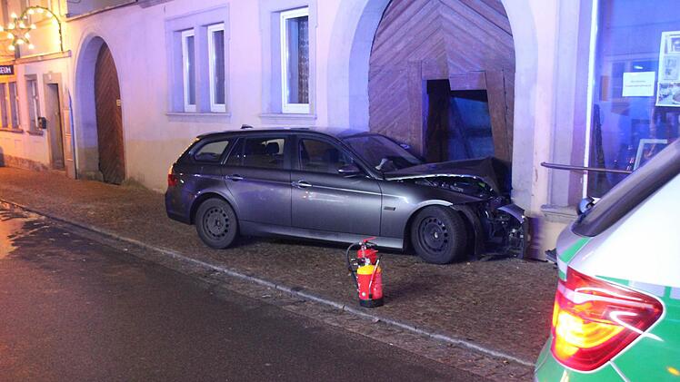 Zwischen Heimatmuseum und Apotheke endete die Spritztour im Auto eines Freundes an der Mauer. Foto: Ralf Kestel