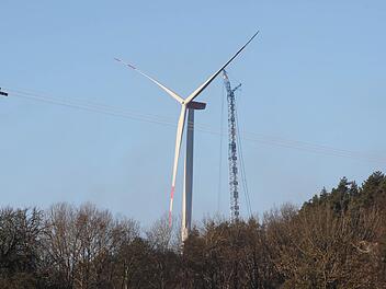 Diese Aufnahme stammt vom 30. Dezember. Das letzte der drei Rotorblätter an diesem Windrad auf Eckersdorfer Gebiet wurde am 29. Dezember angebracht, sagt Anwohner Steffen Kruck aus Lahm. Der Baustopp galt mit dem Bescheid des VGH vom 20. Dezember. Foto: privat