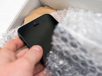 Ohne Schufa-Prüfung kam ein 32-jähriger Kulmbacher an ein Smartphone. Mit Prüfung wäre er wohl leer ausgegangen. Jetzt musst sich der Mann vor Gericht verantworten.Symbolfoto: Archiv
