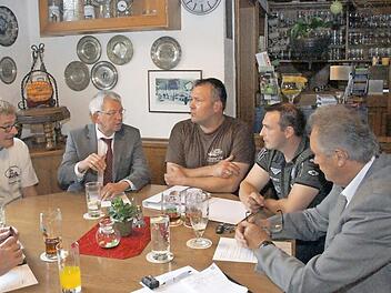 Zur Besprechung über das neue Landkreisbier trafen sich in Oberleinleiter (von links) Braumeister Manfred Ott, Landrat Johann Kalb, die Braumeister Stefan Ott und Roland Aichinger sowie Heiligenstadts Zweiter Bürgermeister Hans Göller.  Foto: Joseph Beck