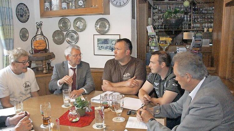 Zur Besprechung über das neue Landkreisbier trafen sich in Oberleinleiter (von links) Braumeister Manfred Ott, Landrat Johann Kalb, die Braumeister Stefan Ott und Roland Aichinger sowie Heiligenstadts Zweiter Bürgermeister Hans Göller.  Foto: Joseph Beck