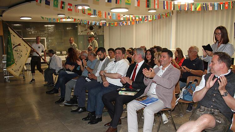 Urbayerische Folklore, die bei den T&uuml;rken ankam: Die Sch&uuml;tzen marschierten mit Fahnenschwenker in Tracht ein.Sonny Adam