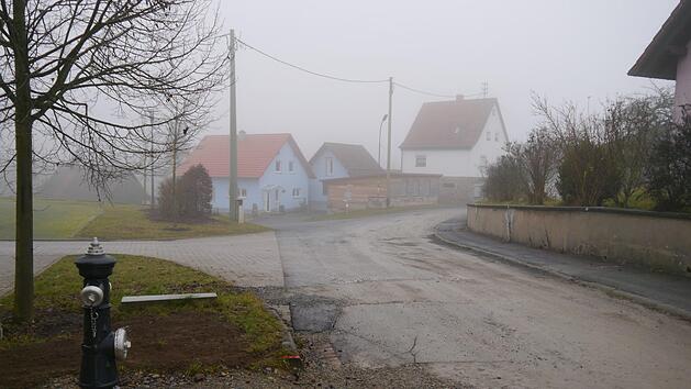 In Sch&ouml;nderling will die Marktgemeinde einen 75 Meter langen Abschnitt der Birkenstra&szlig;e hinter der Kirche zwischen der Kreisstra&szlig;e und der Helmersbachstra&szlig;e ausbauen. In der letzten Sitzung wurden die entsprechenden Planungen dem Gremium vorgestellt. Foto: Oswald T&uuml;rbl