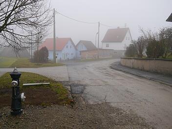 In Schönderling will die Marktgemeinde einen 75 Meter langen Abschnitt der Birkenstraße hinter der Kirche zwischen der Kreisstraße und der Helmersbachstraße ausbauen. In der letzten Sitzung wurden die entsprechenden Planungen dem Gremium vorgestellt. Foto: Oswald Türbl