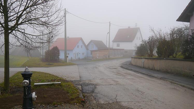 In Schönderling will die Marktgemeinde einen 75 Meter langen Abschnitt der Birkenstraße hinter der Kirche zwischen der Kreisstraße und der Helmersbachstraße ausbauen. In der letzten Sitzung wurden die entsprechenden Planungen dem Gremium vorgestellt. Foto: Oswald Türbl