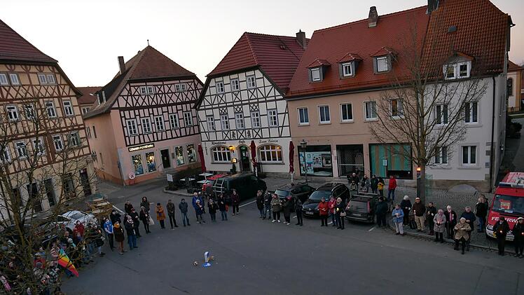 Mahnwache für Frieden auf dem Münnerstädter Marktplatz. Foto: Heike Beudert