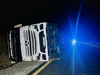 A3 bei Kitzingen: Tomatenlaster umgekippt - Sperrung bis in den Nachmittag