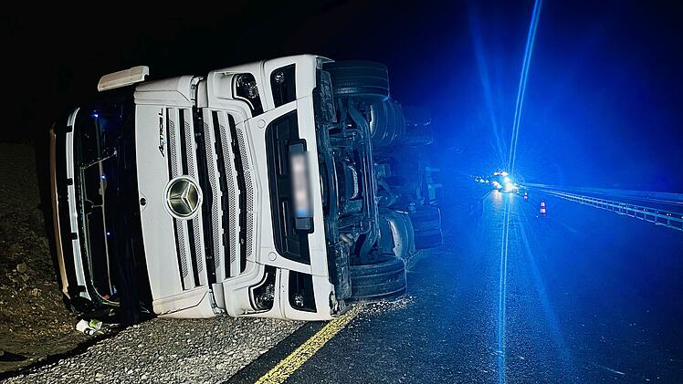 A3 bei Kitzingen: Tomatenlaster umgekippt - Sperrung bis in den Nachmittag