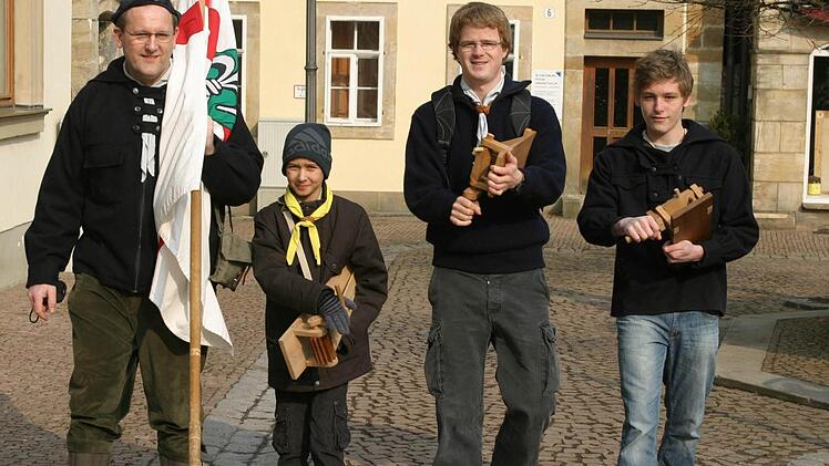 Eine Gruppe der Pfadfinder in Action mit Stammesführer Stefan Weis (links).