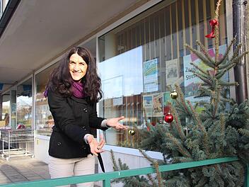 Wunschdenken: Referentin Andrea Schmidt schmückt den Weihnachtsbaum vor dem Quartiersbüro. Sie wünscht sich einen kompetenten Nachfolger für den bisherigen Quartiersmanager Andre Hahn. Und das möglichst schnell.