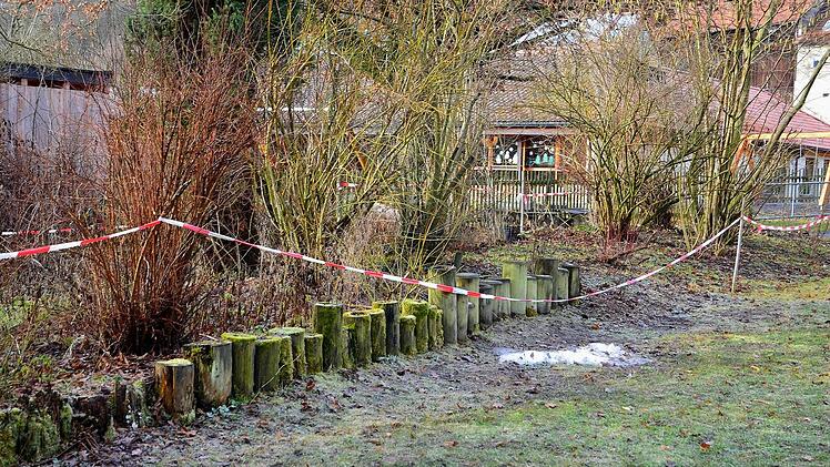 Die Holzpalisaden im Pausenhof der Grundschule müssen erneuert werden. Foto: Dieter Hübner