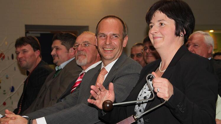 Die neue Schulleiterin der Realschule Burgkunstadt Monika Geiger spielte bei ihrer Amtseinführung das Rhythmusinstrument Vibraslap im Beisein (von links) ihren beiden Stellvertretern Harald Gerner und Alexander Pörner, dem Ministerialbeauftragten für die Realschulen in Oberfranken, Heinrich Hausknecht und Landrat Christian Meißner.  Fotos: Stephan Stöckel