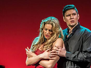 "Tränen der Bühne": Michaela Katráková und Jiri Rajnis gestalteten einen Opernabend in der Coburger Reithalle. Foto: Jochen Berger