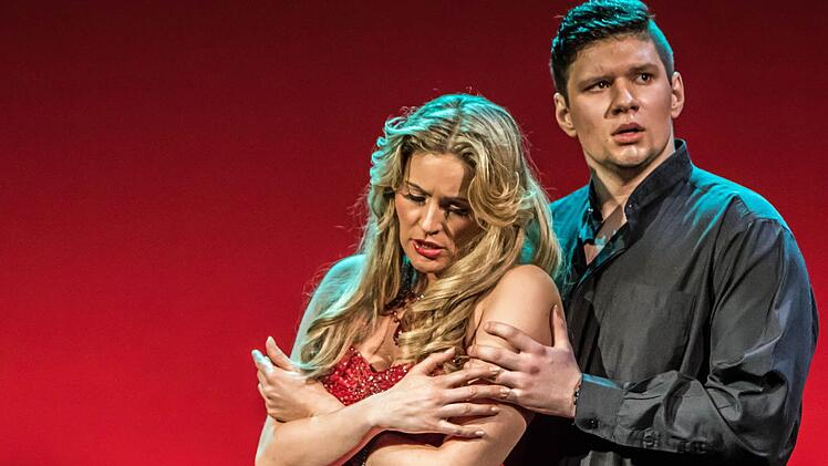 "Tränen der Bühne": Michaela Katráková und Jiri Rajnis gestalteten einen Opernabend in der Coburger Reithalle. Foto: Jochen Berger